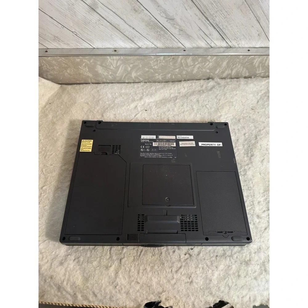 Vintage Gateway Solo 5150 Series Laptop Powers ON AS IS NEEDS NEW HARD DRIVE